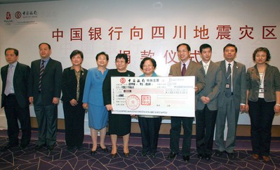 2008年5月14日上午，張燕玲副行長(zhǎng)將一張面額1,000萬的現(xiàn)金支票交到了中國(guó)紅十字會(huì)總會(huì)彭珮云會(huì)長(zhǎng)手中，代表中國(guó)銀行向汶川地震受災(zāi)地區(qū)人民捐款。