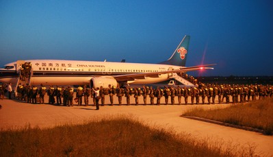 南航飛機(jī)晝夜奮戰(zhàn)運輸救援官兵