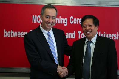 Mr. Ray Roberge, CTO of Praxair (left) and Prof. Wu Jiang, Vice President of Tongji University at the signing ceremony