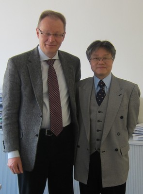 Klaus Bosch, CEO of TUV SUD Rail (left) and Dennis Li, Director of 
MetroSolutions(right)