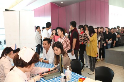 The Daphne's employees are doing a physical examination in queue before donating blood.