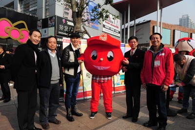 （從左至右）上海市血液中心副主任沈行峰、上海市血液中心主任朱永明、觸動(dòng)傳媒創(chuàng)始人兼執(zhí)行主席馮暉中、上海市紅十字會(huì)常務(wù)副會(huì)長(zhǎng)馬強(qiáng)、“獻(xiàn)血達(dá)人”陳澤人