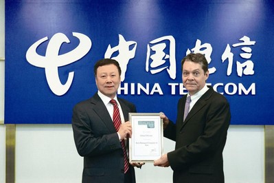 Chairman Wang Xiaochu (left) received the "No.1 Best Managed Company in Asia" award from Euromoney 