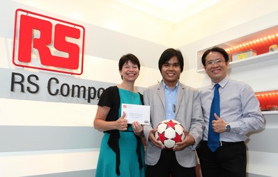 RS Components 公司東南亞地區(qū)銷售總監(jiān) Swarbrick 女士、優(yōu)勝者 Muninta 先生和 RS Components 公司泰國區(qū)經(jīng)理 Wetchapruekpitak 先生