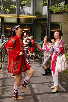 泰雅族原住民歌舞表演把民族的正常狀態(tài)和舞臺上的歷史演繹融于一處