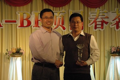 General Manager of BP Zhuhai Bill Zhao (left) presented the 2012 Safety Award to Justin Huang CEVA's Contract Manager of BPZ project