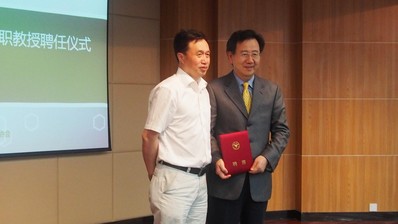 Professor Yao Shanjing (left), Party secretary of the Department of Chemical and Biological Engineering of Zhejiang University, bestows the Certificate of Appointment as Adjunct Professor to Dr. Minda Ho (Right), President of Praxair China