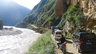 在甘肅面試?yán)铄\記希望廚師途中，遭遇地震造成的道路塌方