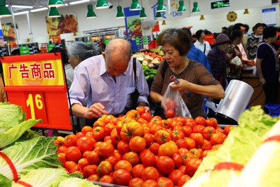 沃爾瑪云南普洱縣全新門店開業(yè)當(dāng)日，顧客在選購優(yōu)質(zhì)低價的生鮮商品