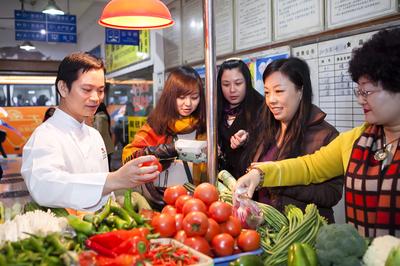 媒體嘉賓與廣州海航威斯汀中餐行政總廚吳天榮一同前往集市，親自挑選“活力食品”食材