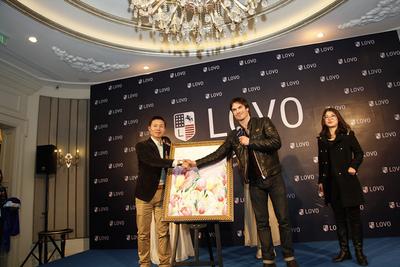 IAN與羅萊家紡副總裁揭幕LOVO2014年春夏新款手繪稿，并在畫稿上留下親筆簽名