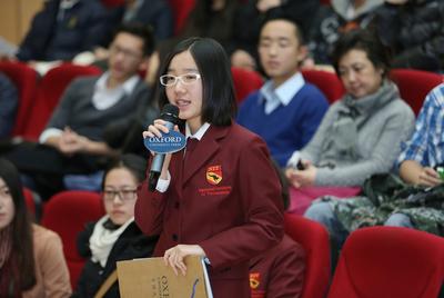 學(xué)生在牛津大學(xué)出版社主辦的“與牛津大學(xué)校長對話”活動現(xiàn)場向賀慕敦校長提問